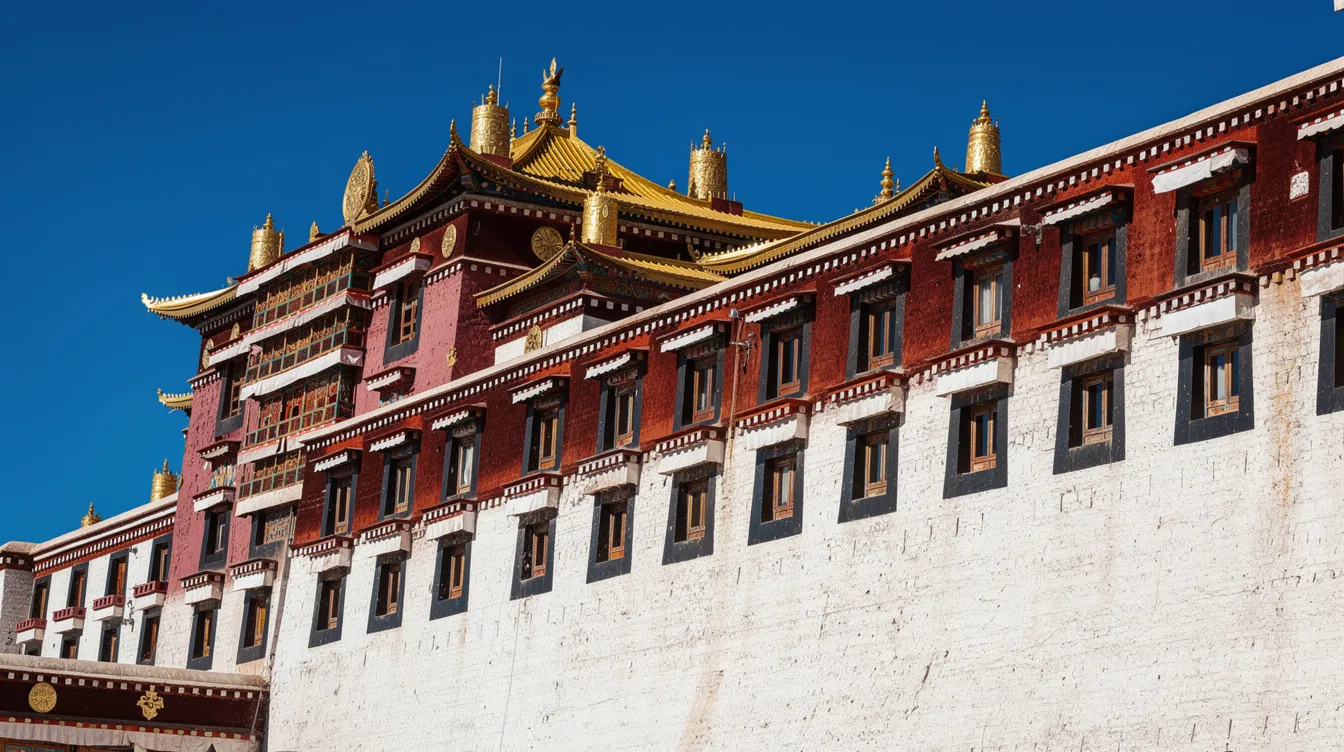 Detailaufnahme der beeindruckenden weißen und roten Fassade des Potala Palastes in Lhasa, die von vergoldeten Dächern und Fensterreihen geziert wird. Dieser historische Palast, ein UNESCO-Weltkulturerbe, ist ein bedeutendes Symbol des tibetischen Buddhismus und der Residenz des Dalai Lama.
